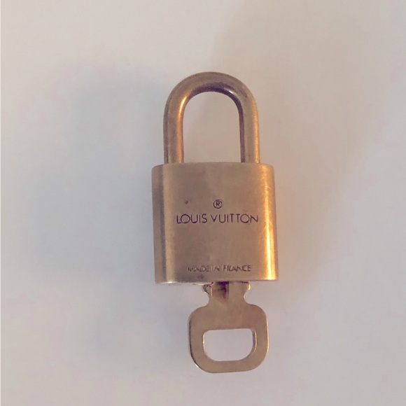 💖SOLD💜Louis Vuitton Lock & Key 🔐 Key & Lock #312 - Picture 6 of 7